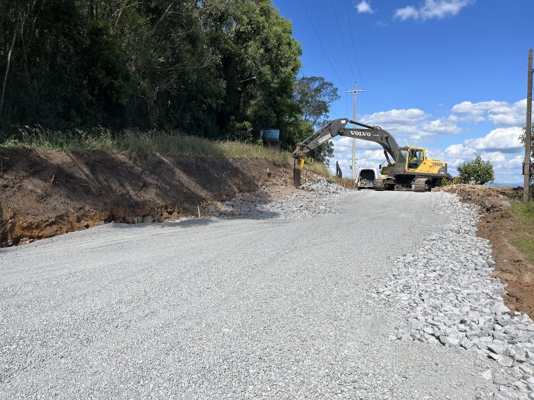 Prefeito acompanha obras de pavimentação no interior de Gramado