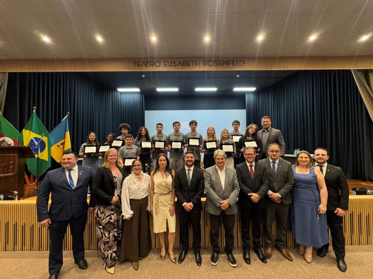 Câmara encerra 2025 com homenagens e celebra os 71 anos de Gramado