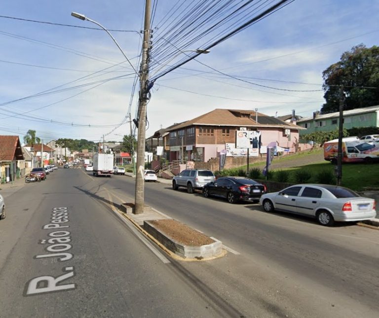 Colisões entre motos e camionetes deixam motociclistas feridos em Canela