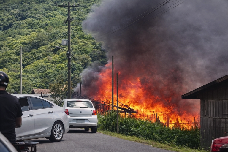 Incêndio destrói três residências na Linha Ávila e mobiliza força-tarefa em Gramado
