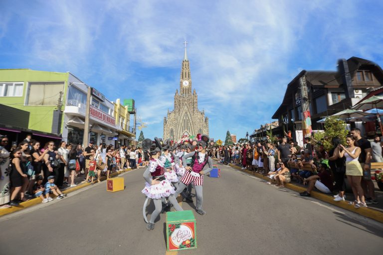 Desfile de Natal de Canela tem última apresentação neste sábado