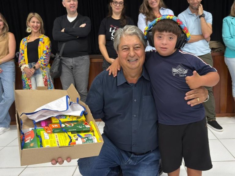 Iniciam as aulas no ensino fundamental e kits escolares são entregues