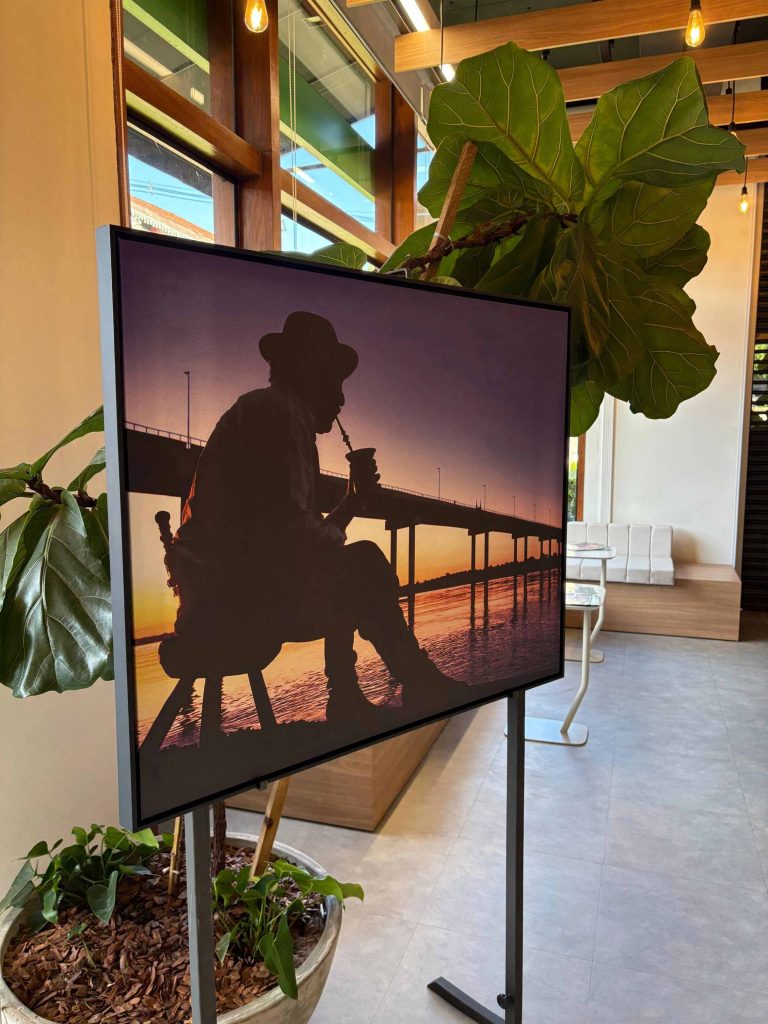 FOTOS: Espaços Sicredi de Gramado e Canela recebem exposição “Olhares”, de Leonid Streliaev