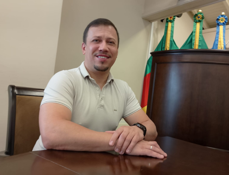 Vereador Jovem, primeiro emprego e curso para parlamentares