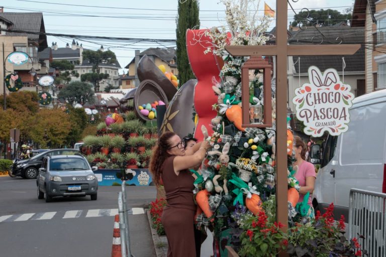Árvores são decoradas com enfeites alusivos à Páscoa