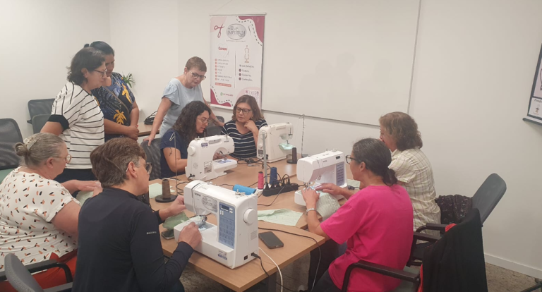 FOTOS: Aprendizado, renda e integração entre mulheres