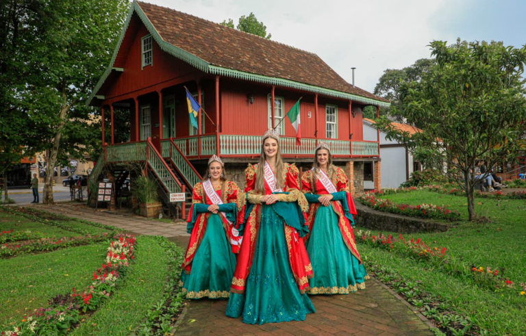 Os novos trajes das soberanas da 35ª Festa da Colônia
