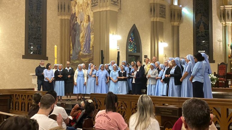 Despedida emociona fiéis na Catedral de Canela
