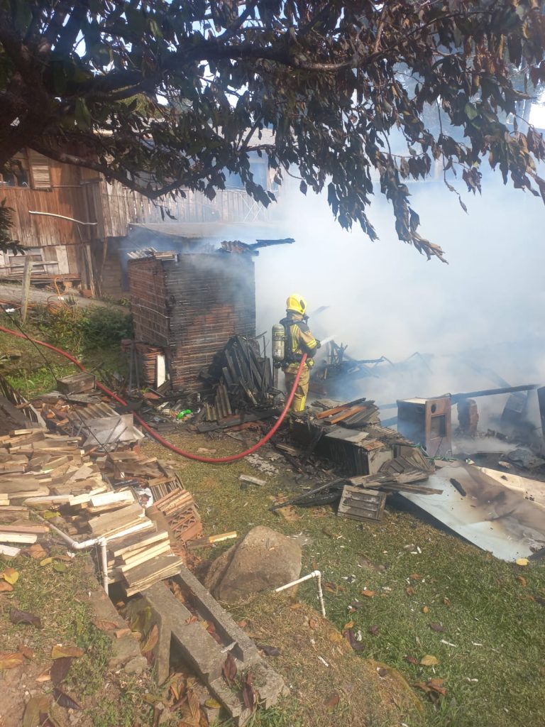 Incêndio destrói três residências no bairro Tiririca