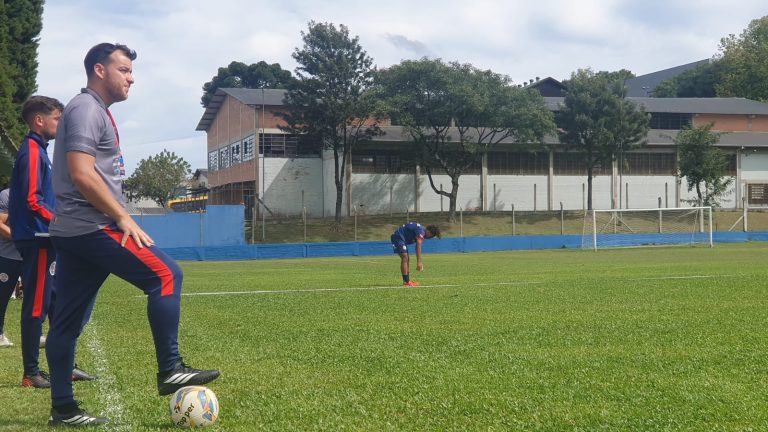 FOTOS: Gustavo Corrêa projeta confronto do Gramadense diante do Brasil-FA neste sábado