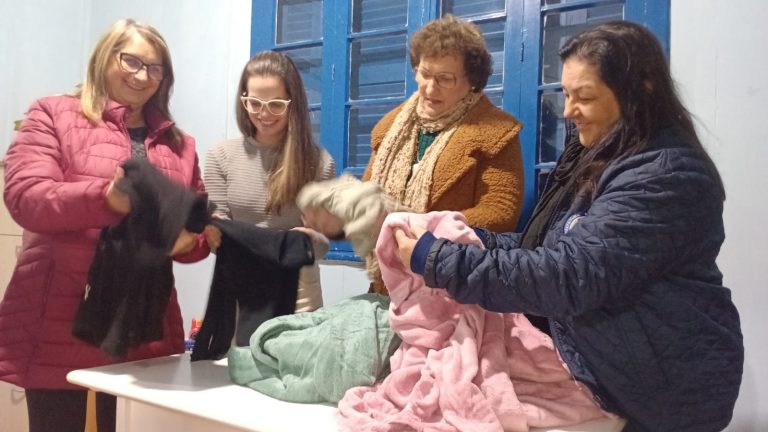 FOTOS: Frio alerta para doações de agasalhos e cobertores