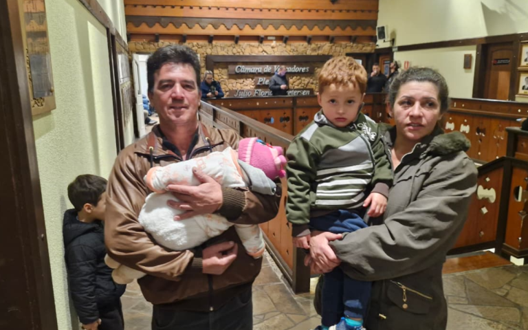 Avós procuram vereadores para pedir ar-condicionado em escolinha de Gramado