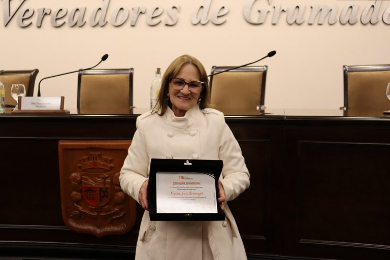 FOTOS: Regina Bervanger emociona público ao receber homenagem do Dia Municipal do Migrante