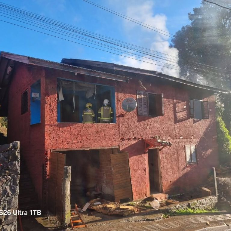 Incêndio criminoso destrói parte de casa, suspeito é preso