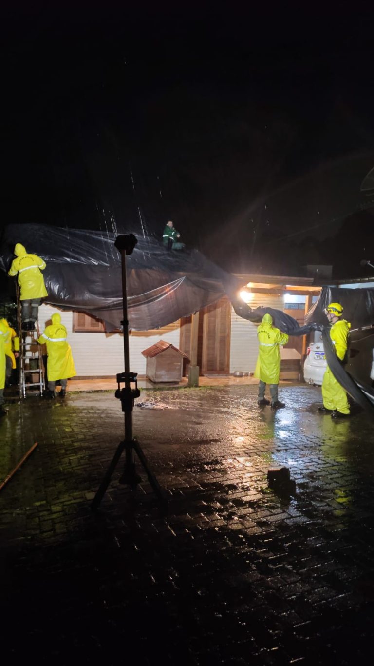 FOTOS: Temporal com granizo e ventos fortes causa danos em Canela