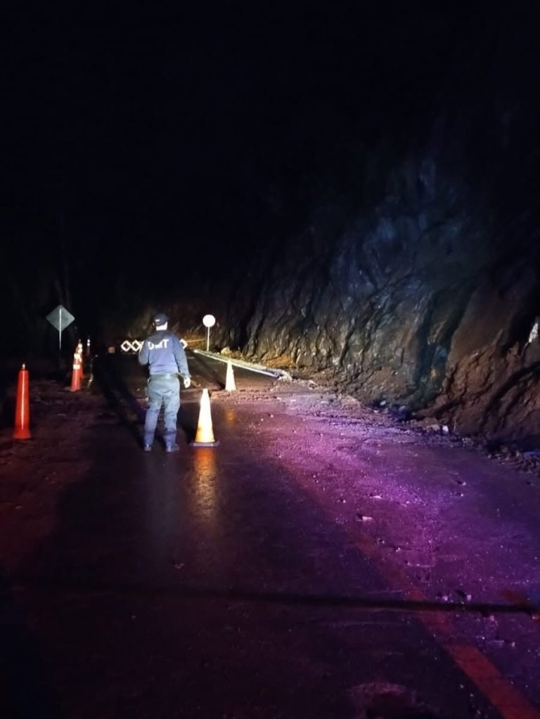 As rodovias estaduais com bloqueios totais e parciais