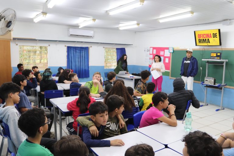 Projeto “Vozes em Rima” incentiva leitura e arte na Escola Dante Bertoluci