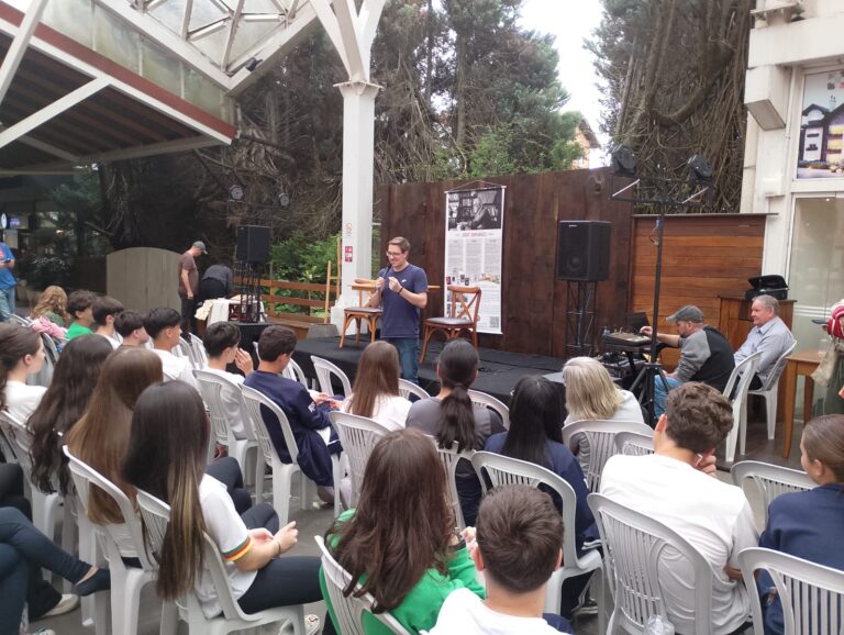 FOTOS: Feira do Livro entra na reta final e expectativa alta para o feriadão