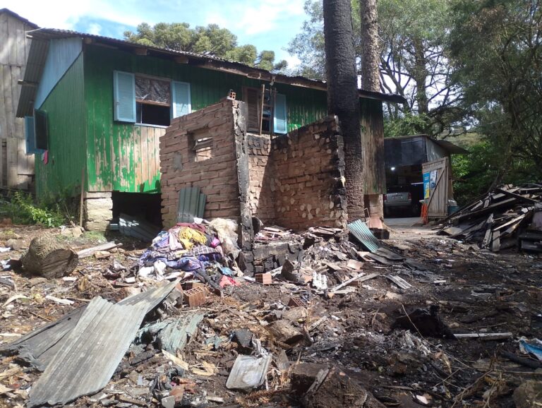FOTOS: Famílias que perderam casas em incêndios precisam de ajuda