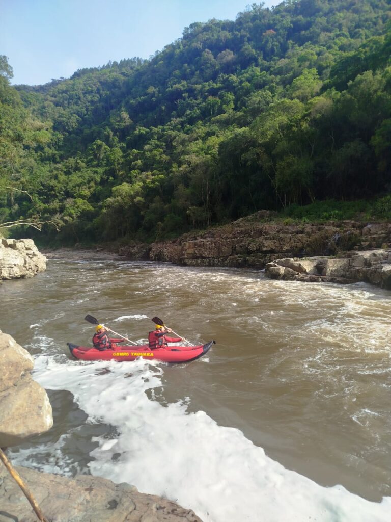 FOTOS: Bombeiros mantêm buscas por jovem desaparecido no Rio Caí; família vive angústia
